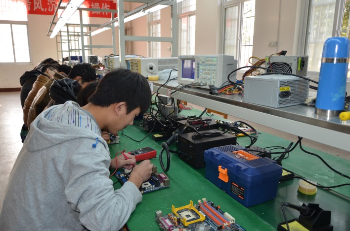 应用电子技术专业 智能产品开发与集成电路方向的前沿探索